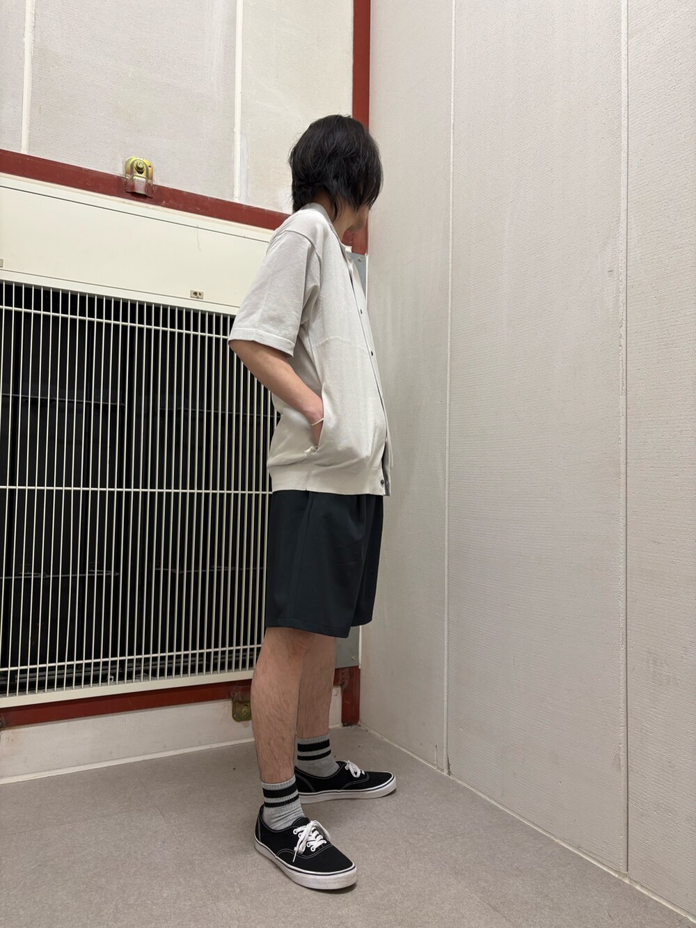 ベージュ系のカーディガン/ボレロ、グレー系のその他パンツを着用したメンズの春コーディネートの2枚目の写真