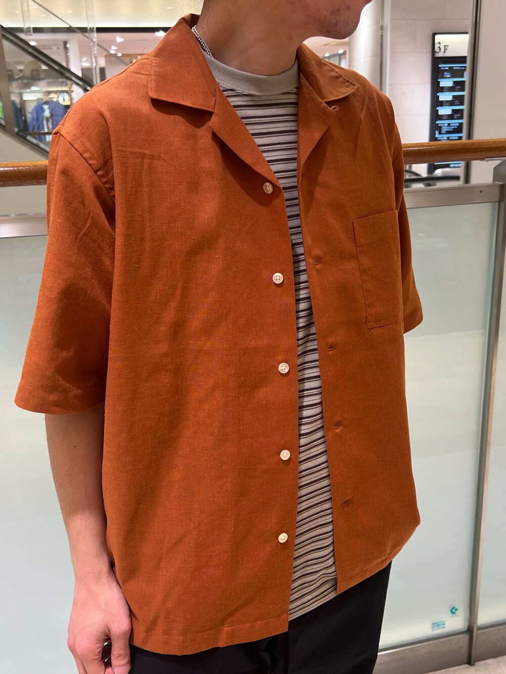 ブラック系のその他パンツ、オレンジ系のシャツ/ブラウス、ベージュ系のTシャツ/カットソーを着用したメンズの夏コーディネートの2枚目の写真