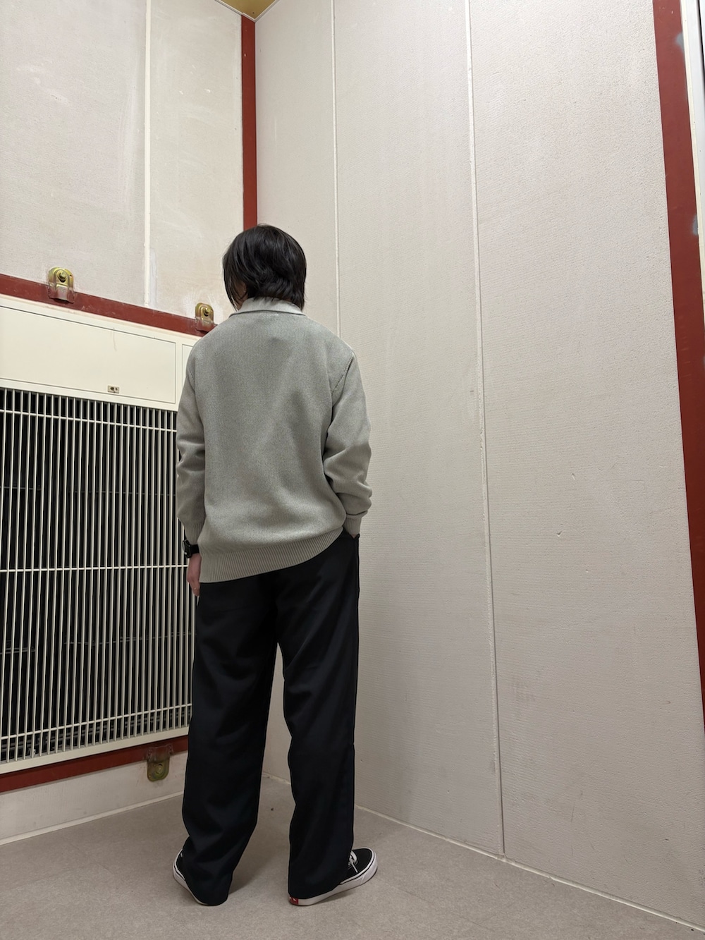 グレー系のニット/セーター、ブルー系のその他パンツを着用したメンズの冬コーディネートの3枚目の写真