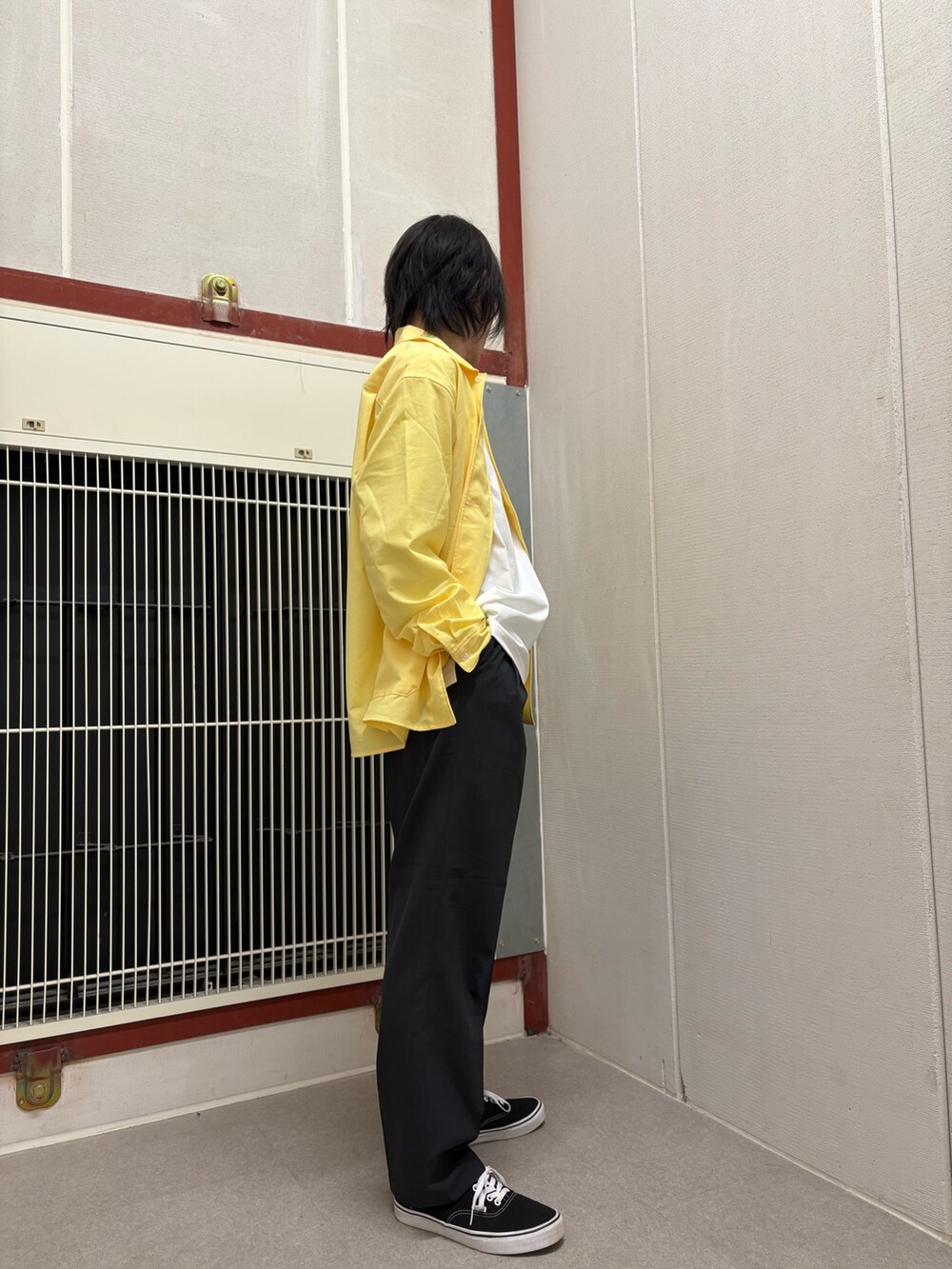 イエロー系のカバーオール、ホワイト系のTシャツ/カットソー、グレー系のその他パンツを着用したメンズの春コーディネートの2枚目の写真