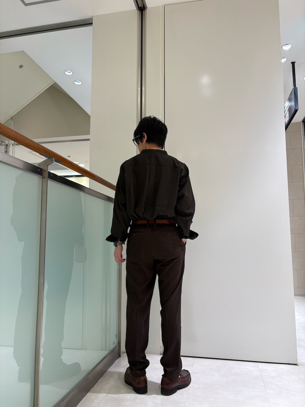ブラウン系のシャツ/ブラウス、ブラウン系のその他パンツを着用したメンズの秋コーディネートの3枚目の写真