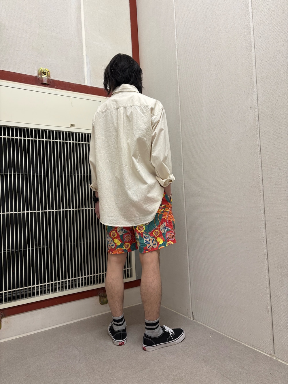 ホワイト系のシャツ/ブラウス、レッド系のその他パンツを着用したメンズの春コーディネートの3枚目の写真