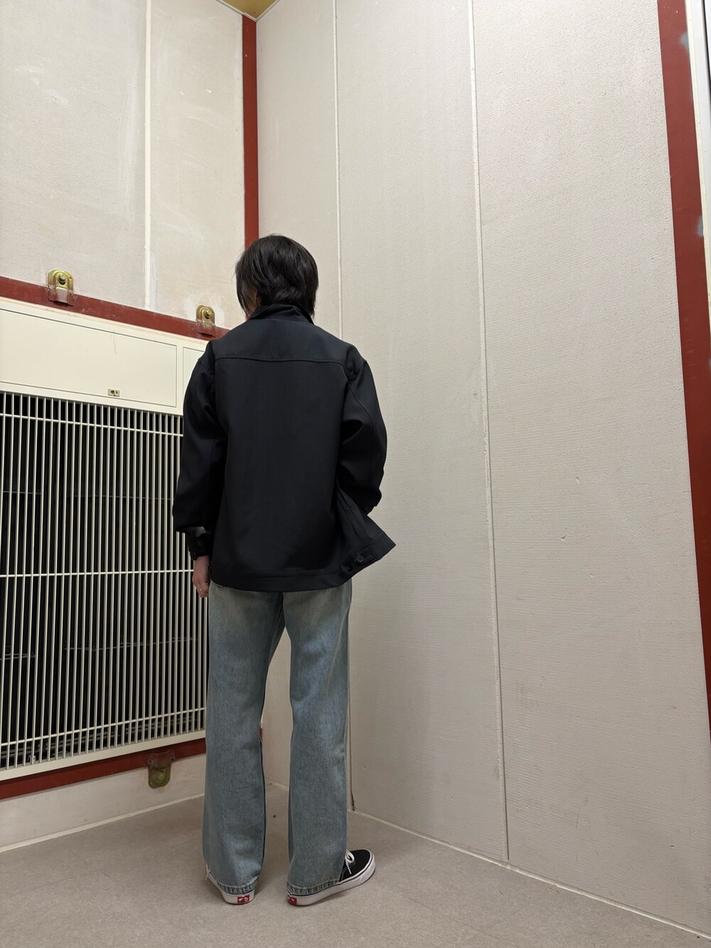 ブルー系のその他アウター、ホワイト系のTシャツ/カットソー、ブルー系のデニムパンツを着用したメンズの冬コーディネートの3枚目の写真