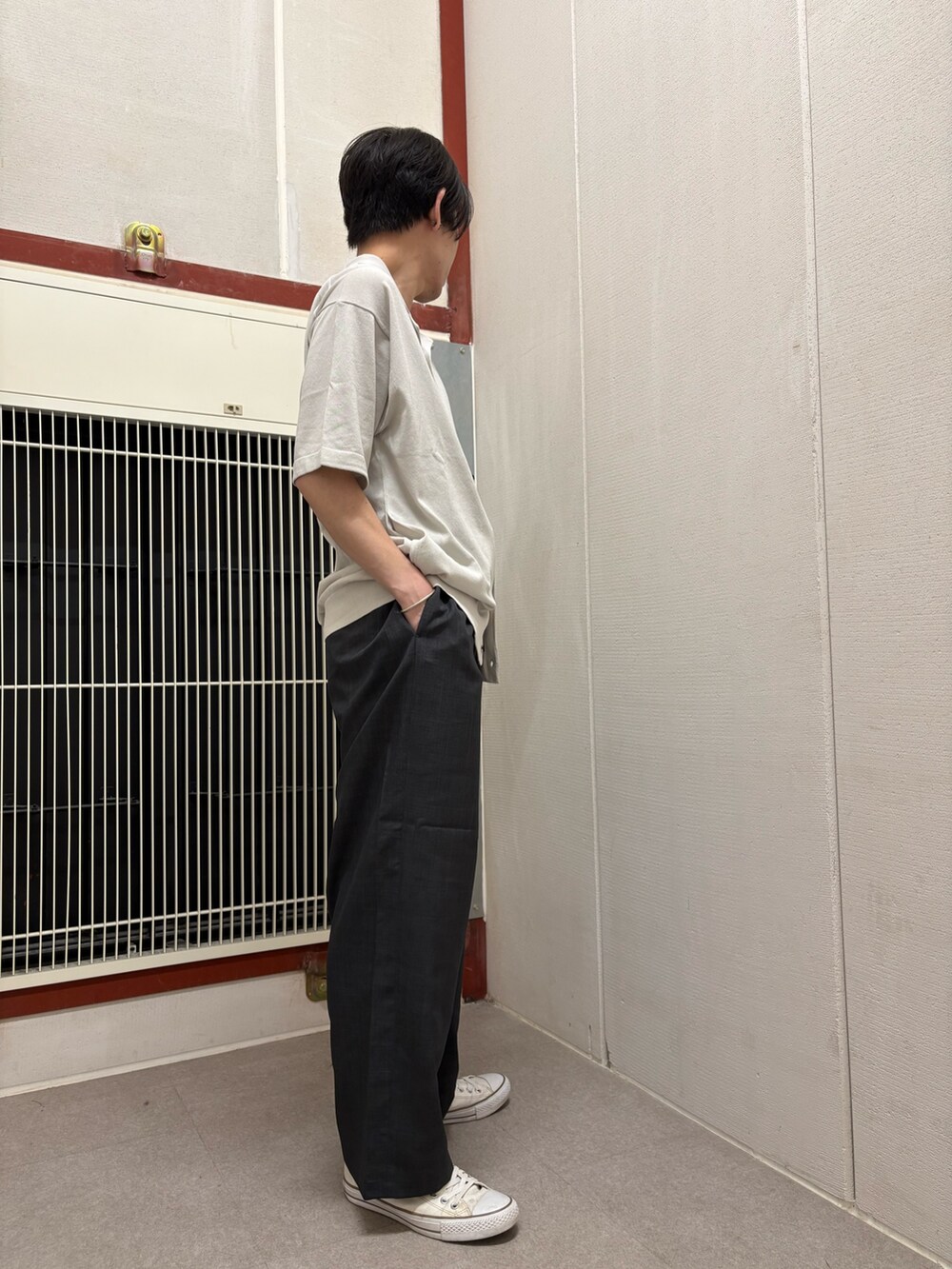 ベージュ系のカーディガン/ボレロ、グレー系のその他パンツを着用したメンズの夏コーディネートの2枚目の写真