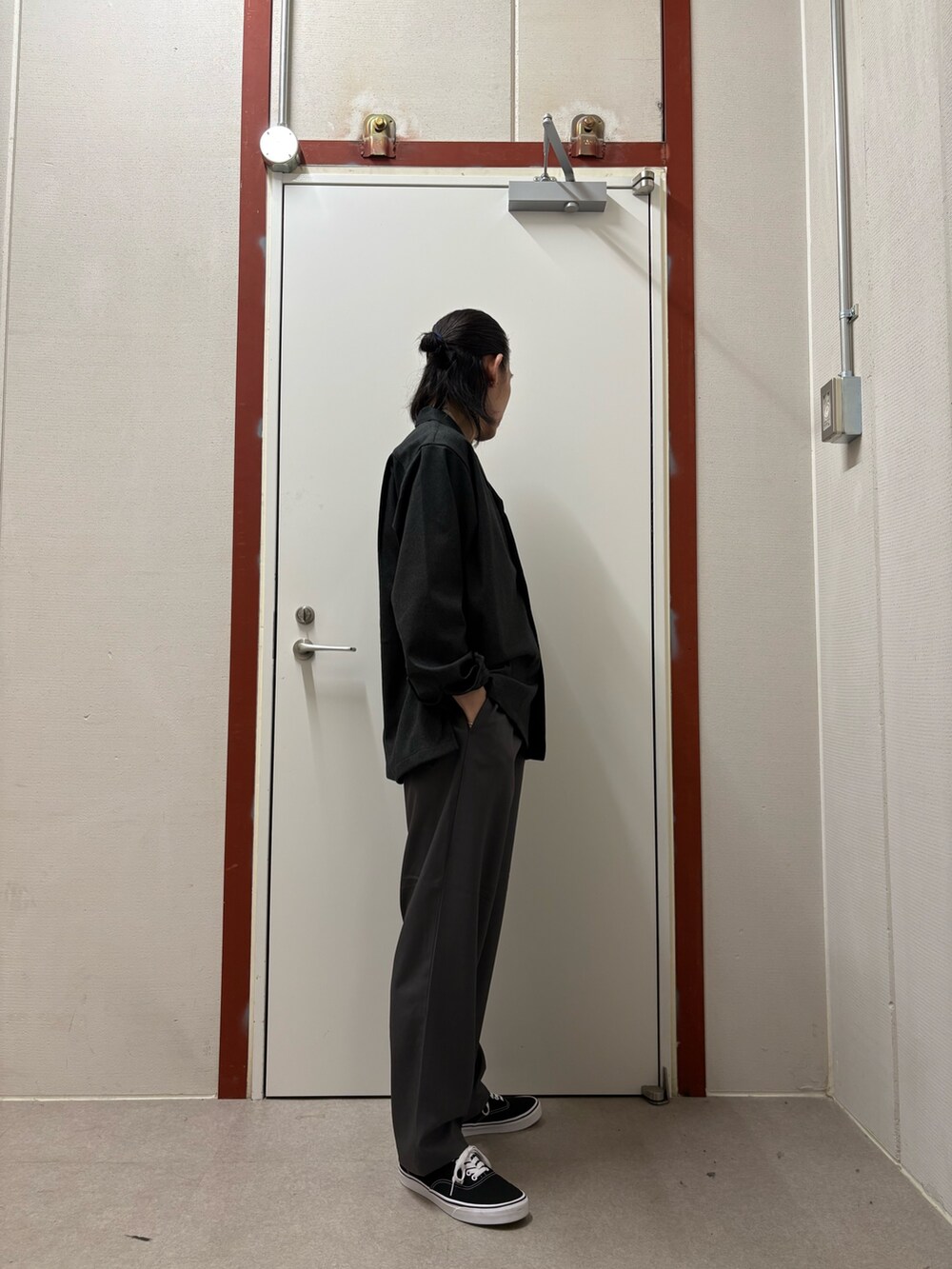 グレー系のその他パンツ、ブラック系のシャツ/ブラウスを着用したメンズの秋コーディネートの2枚目の写真
