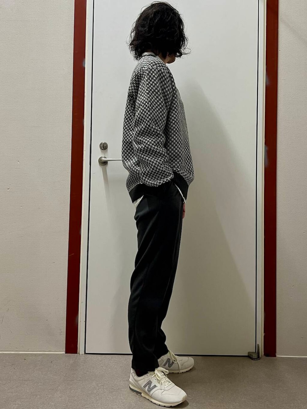 ホワイト系のスニーカー、ホワイト系のシャツ/ブラウス、グレー系のニット/セーターを着用したメンズの秋コーディネートの2枚目の写真