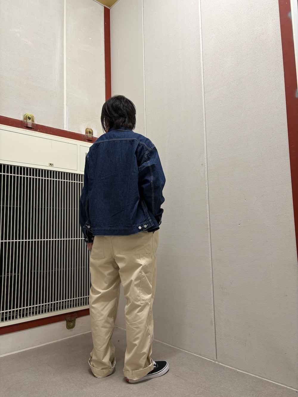 ブルー系のブルゾン、ホワイト系のその他パンツ、グレー系のTシャツ/カットソーを着用したメンズの冬コーディネートの3枚目の写真