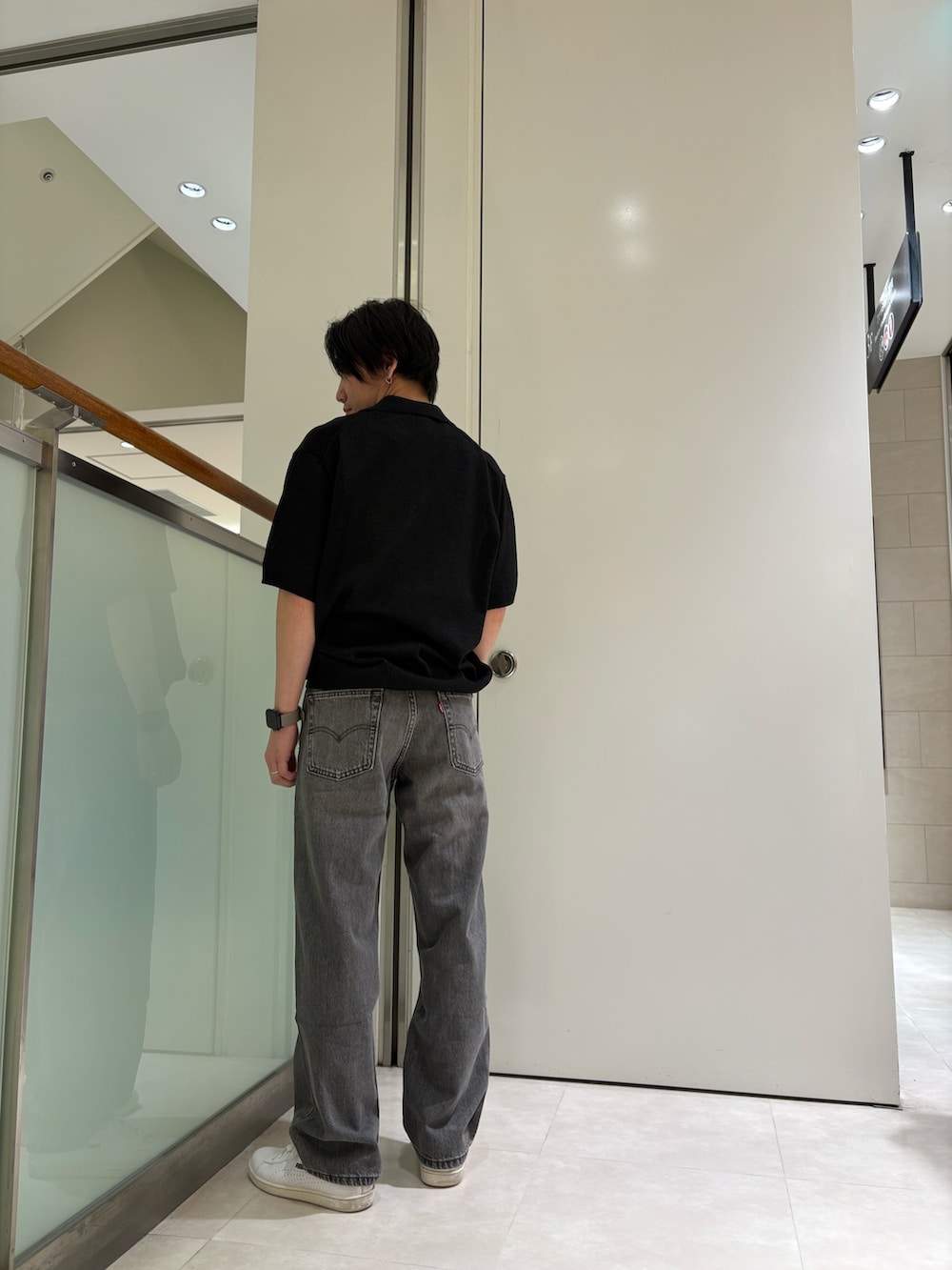 ブラック系のニット/セーター、ブラック系のデニムパンツを着用したメンズの夏コーディネートの3枚目の写真