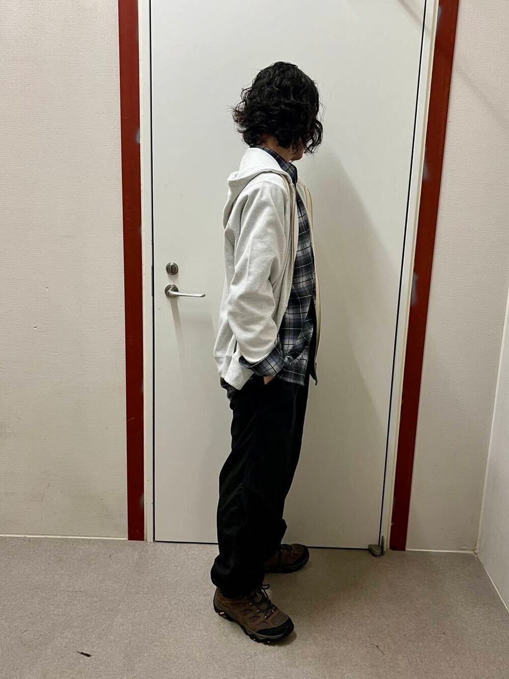 ブラック系のその他パンツ、ブラウン系のスニーカー、ブルー系のシャツ/ブラウスを着用したメンズの秋コーディネートの2枚目の写真