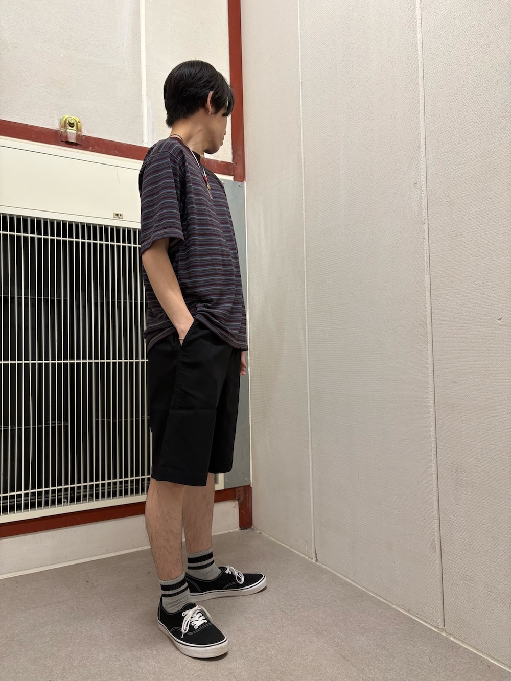 ブラック系のTシャツ/カットソー、ブラック系のその他パンツを着用したメンズの夏コーディネートの2枚目の写真