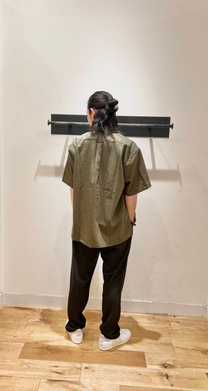 ホワイト系のスニーカー、グリーン系のシャツ/ブラウス、ホワイト系のTシャツ/カットソーを着用したメンズの夏コーディネートの3枚目の写真