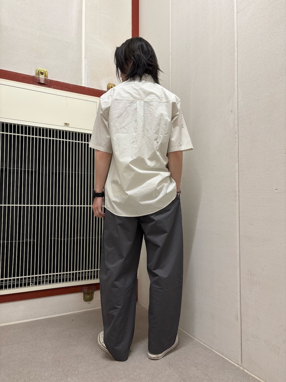 ホワイト系のシャツ/ブラウス、グレー系のその他パンツを着用したメンズの夏コーディネートの3枚目の写真