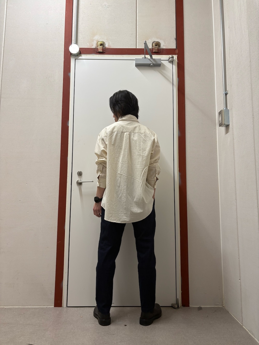 ホワイト系のシャツ/ブラウス、ブルー系のその他パンツを着用したメンズの冬コーディネートの3枚目の写真