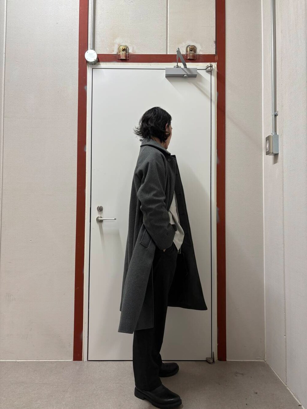 ブラック系のその他パンツ、グレー系のステンカラーコート、ベージュ系のシャツ/ブラウスを着用したメンズの冬コーディネートの2枚目の写真