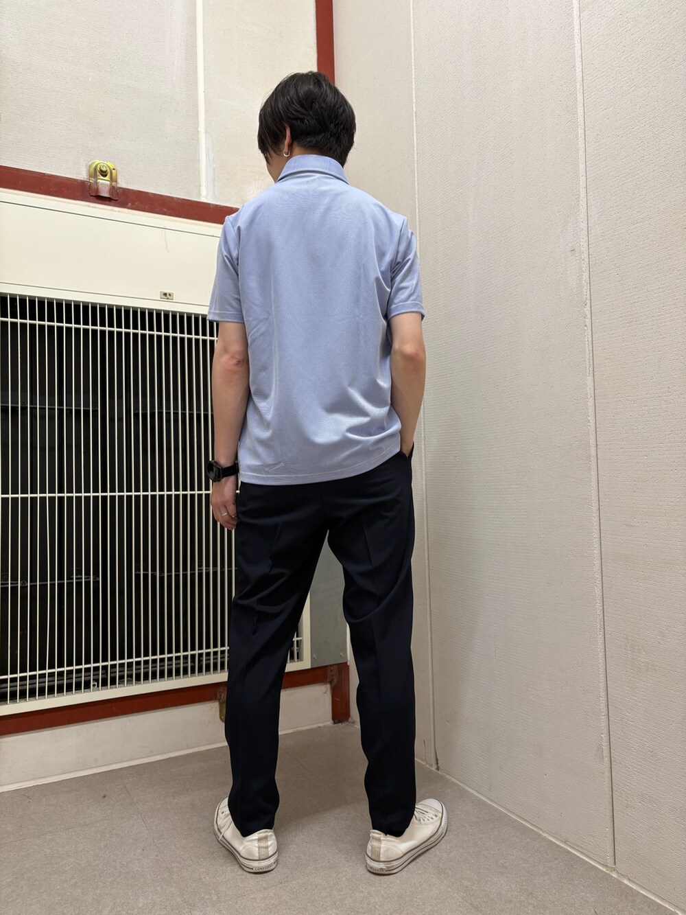 ブルー系のシャツ/ブラウス、ブルー系のその他パンツを着用したメンズの夏コーディネートの3枚目の写真