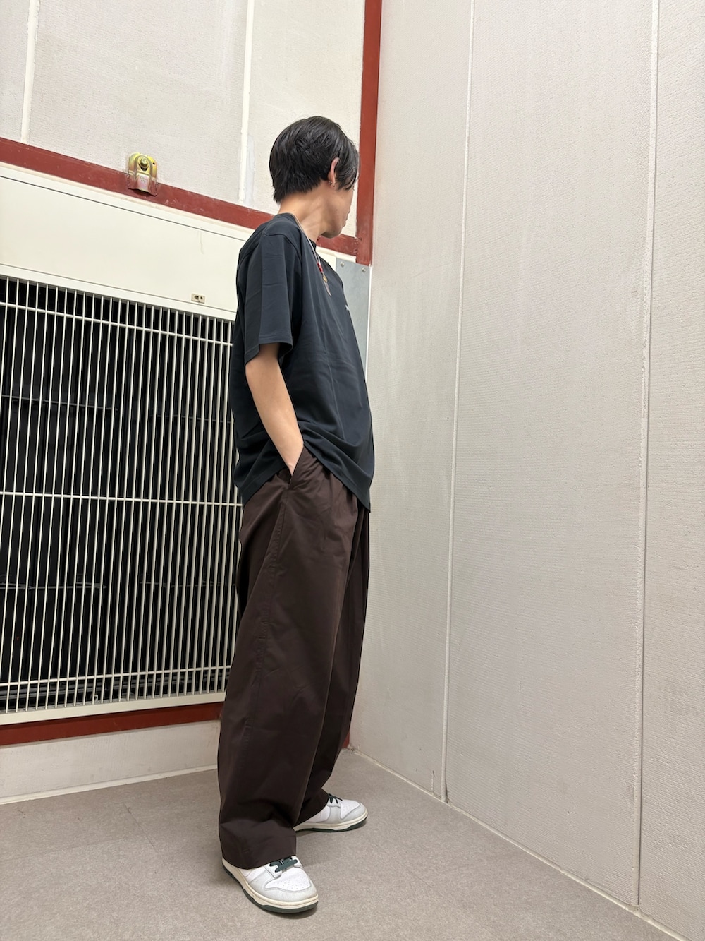 グレー系のTシャツ/カットソー、ブラウン系のその他パンツを着用したメンズの夏コーディネートの2枚目の写真