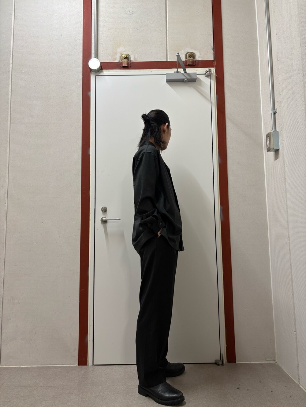 グレー系のシャツ/ブラウス、ブラック系のその他パンツを着用したメンズの秋コーディネートの2枚目の写真