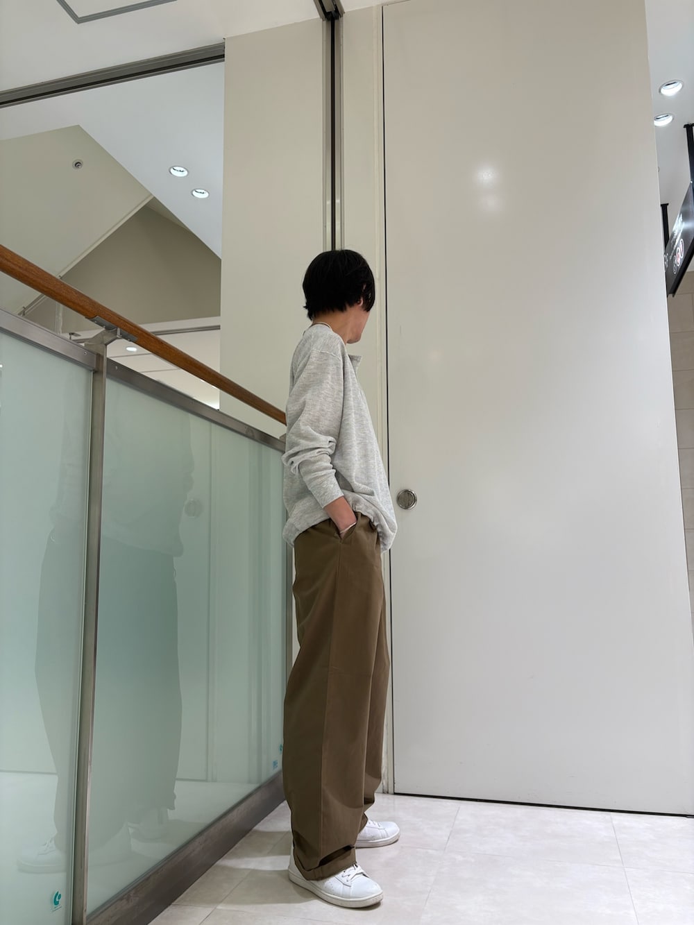 グレー系のTシャツ/カットソー、ベージュ系のその他パンツを着用したメンズの夏コーディネートの2枚目の写真