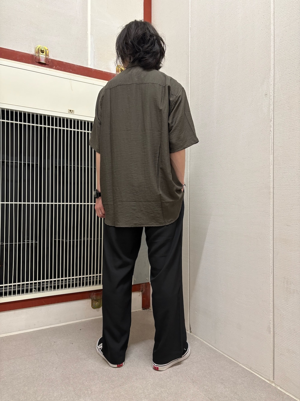 ブラック系のシャツ/ブラウス、ブラック系のその他パンツを着用したメンズの夏コーディネートの3枚目の写真