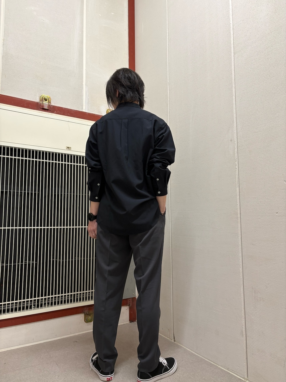 ブルー系のシャツ/ブラウス、グレー系のその他パンツを着用したメンズの春コーディネートの3枚目の写真