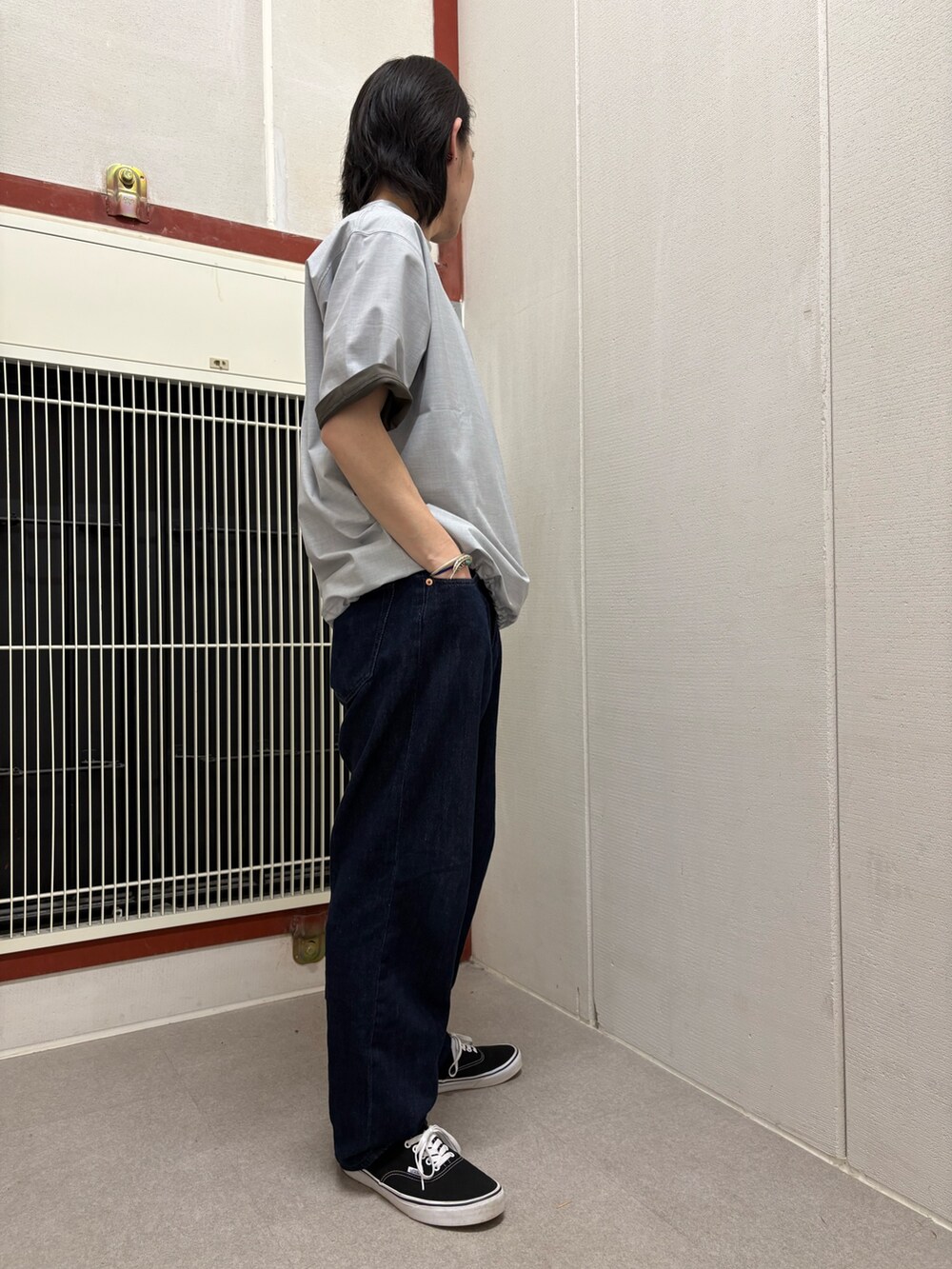 グレー系のTシャツ/カットソー、グレー系のTシャツ/カットソーを着用したメンズの春コーディネートの2枚目の写真