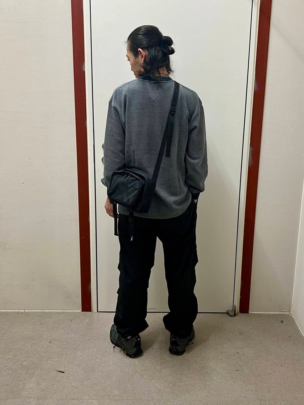 グリーン系のTシャツ/カットソー、ブラック系のその他パンツ、グレー系のスニーカーを着用したメンズの夏コーディネートの3枚目の写真