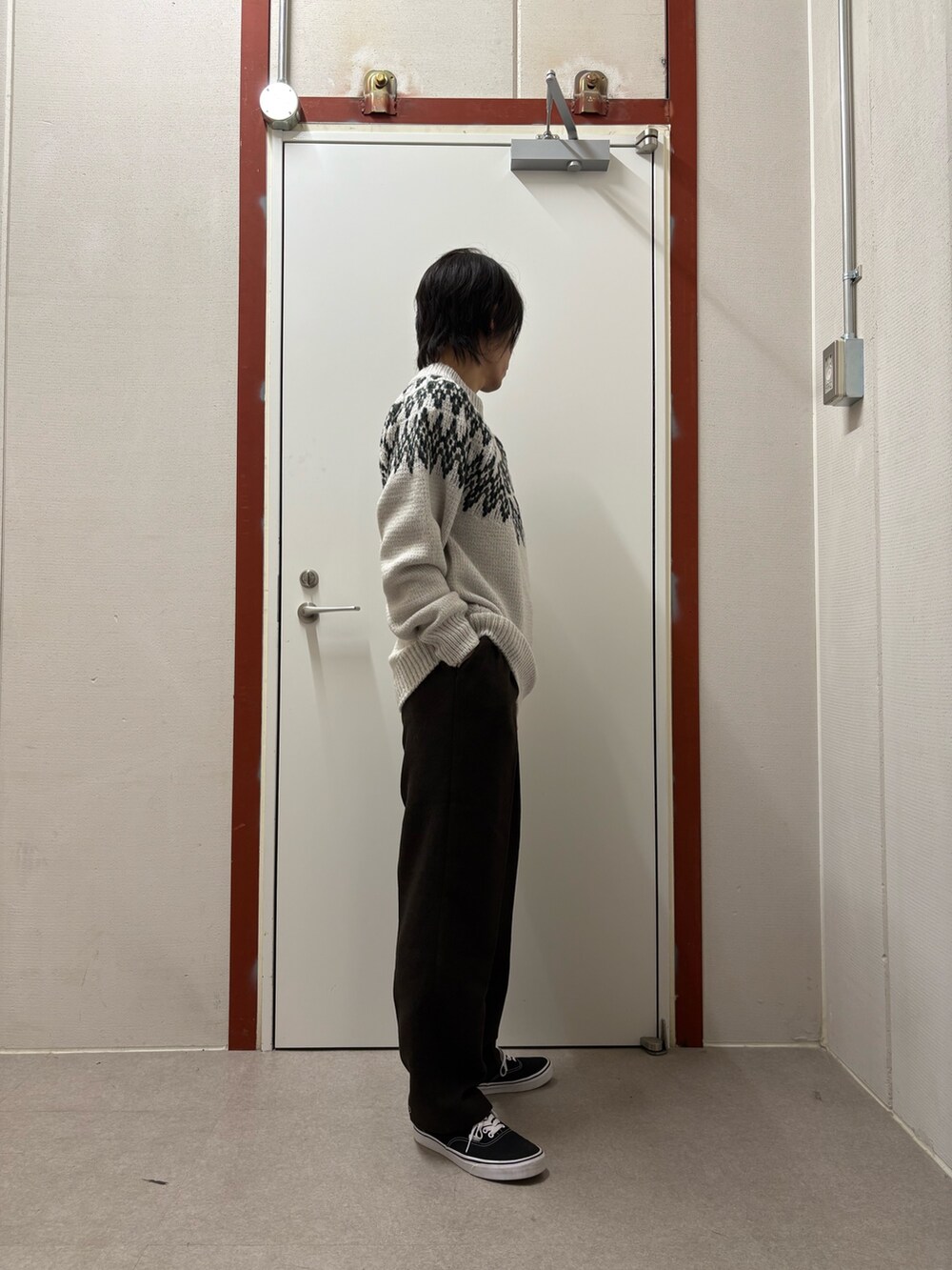 ホワイト系のニット/セーター、ブラウン系のその他パンツを着用したメンズの秋コーディネートの2枚目の写真