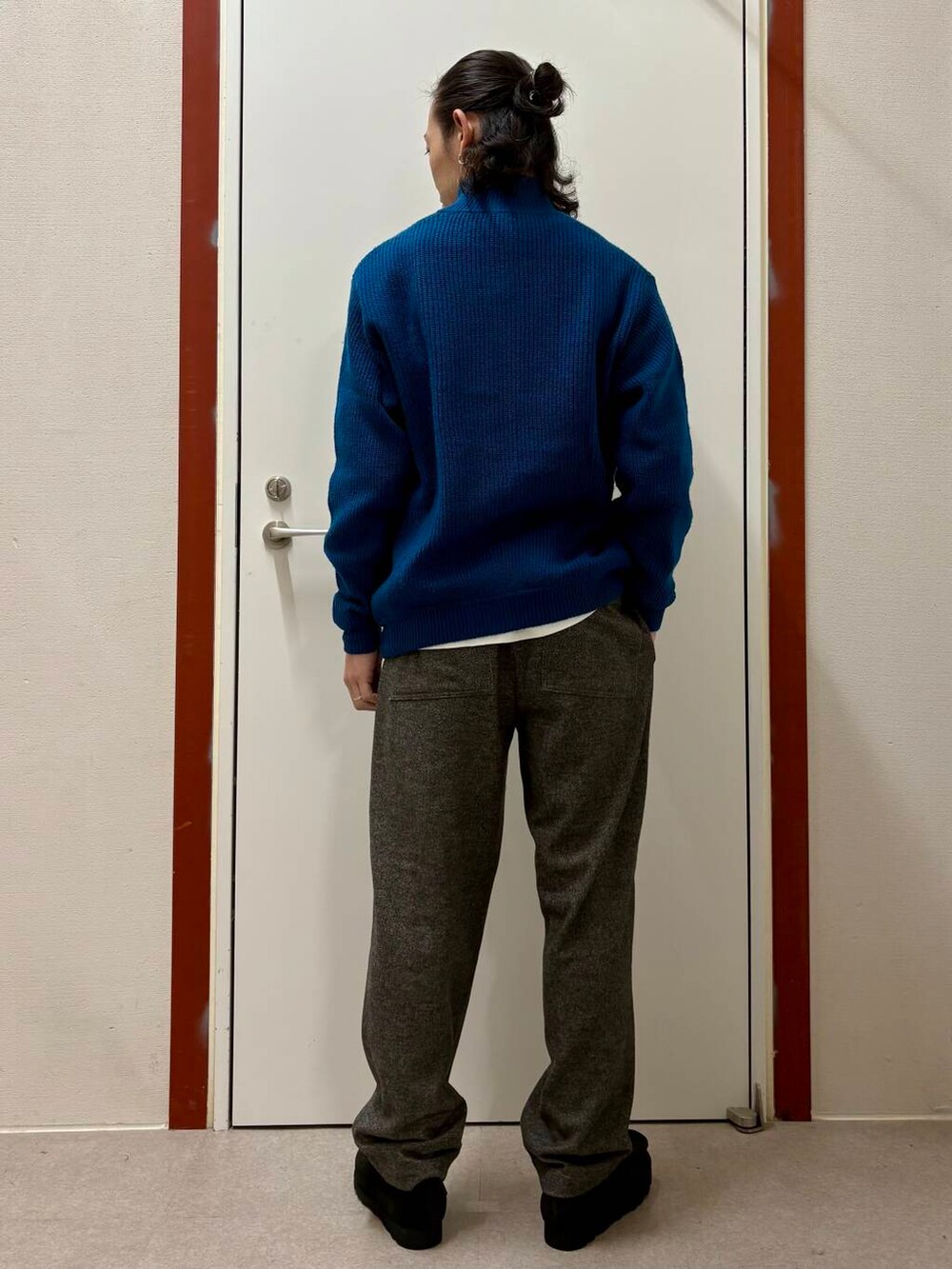 ホワイト系のTシャツ/カットソー、ブラック系のブーツ、ブルー系のカーディガン/ボレロを着用したメンズの秋コーディネートの3枚目の写真