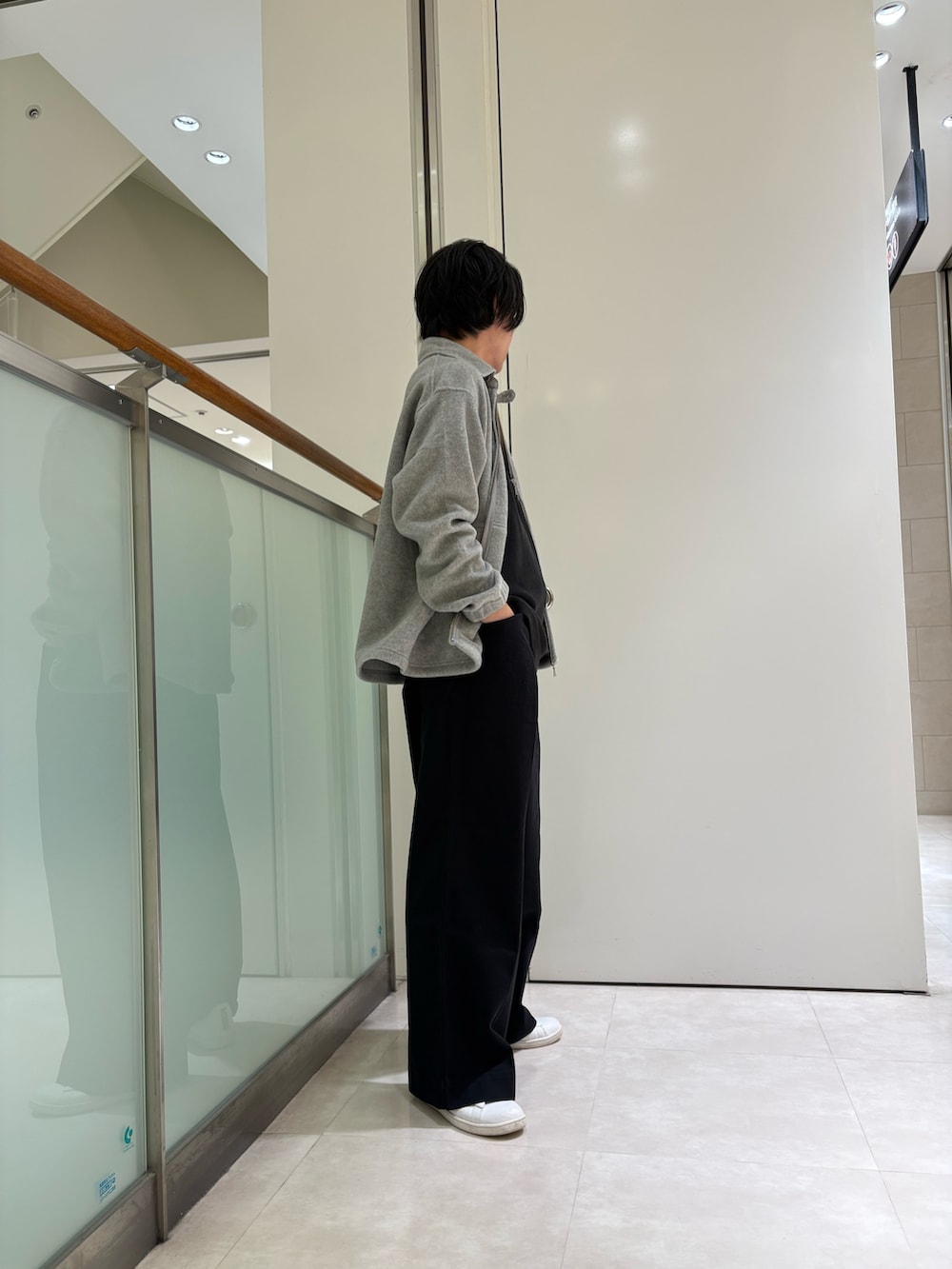グレー系のブルゾン、ブラック系のその他パンツを着用したメンズの秋コーディネートの2枚目の写真