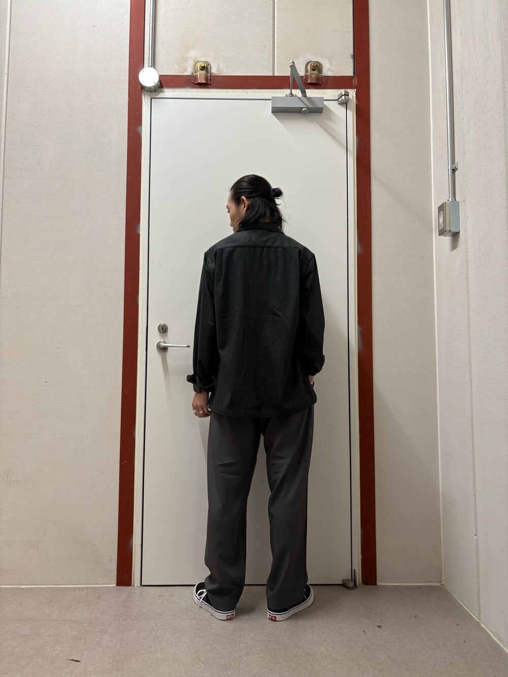 グレー系のその他パンツ、ブラック系のシャツ/ブラウスを着用したメンズの秋コーディネートの3枚目の写真
