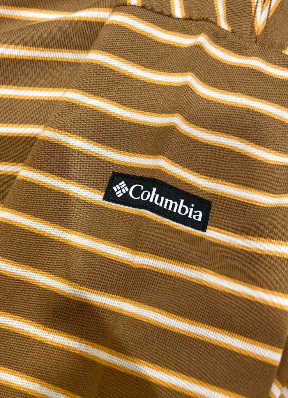 ホワイト系のスニーカー、ブラック系のチノパンツを着用したメンズの夏コーディネートの4枚目の写真