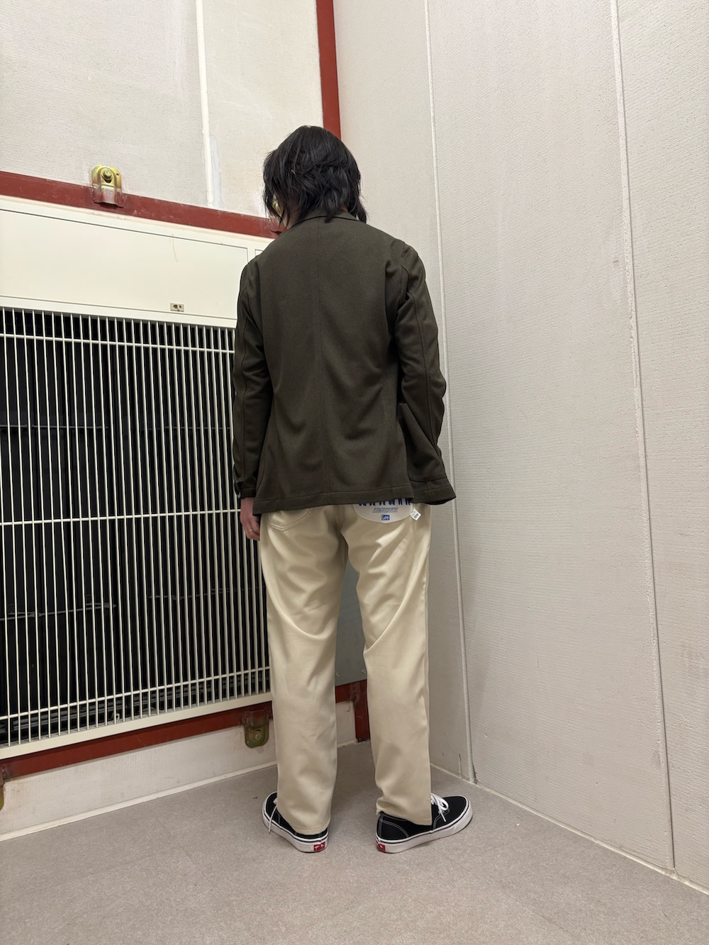 ブラウン系のその他アウター、ブラウン系のTシャツ/カットソー、ベージュ系のその他パンツを着用したメンズの春コーディネートの3枚目の写真