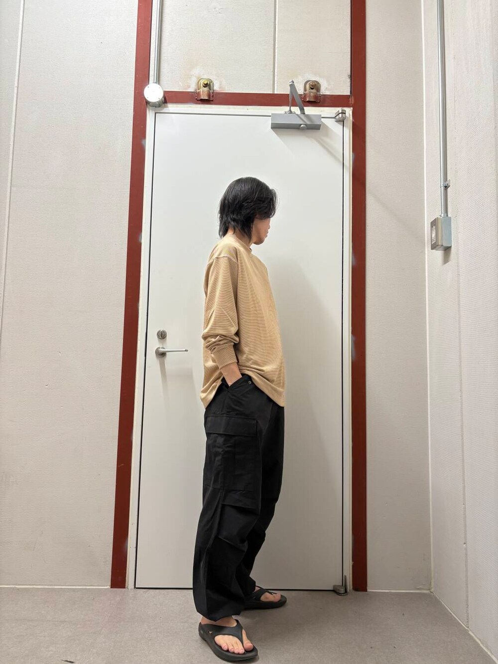 ブラック系のその他パンツを着用したメンズの夏コーディネートの2枚目の写真