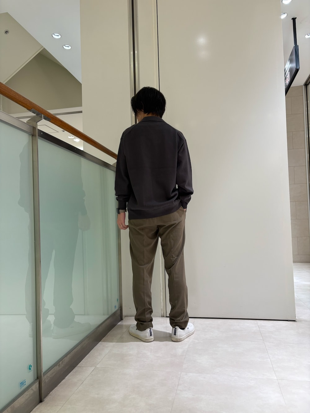 グレー系のニット/セーター、グリーン系のその他パンツを着用したメンズの秋コーディネートの3枚目の写真