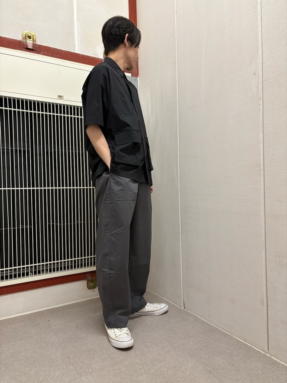 ブラック系のシャツ/ブラウス、グレー系のその他パンツを着用したメンズの夏コーディネートの2枚目の写真
