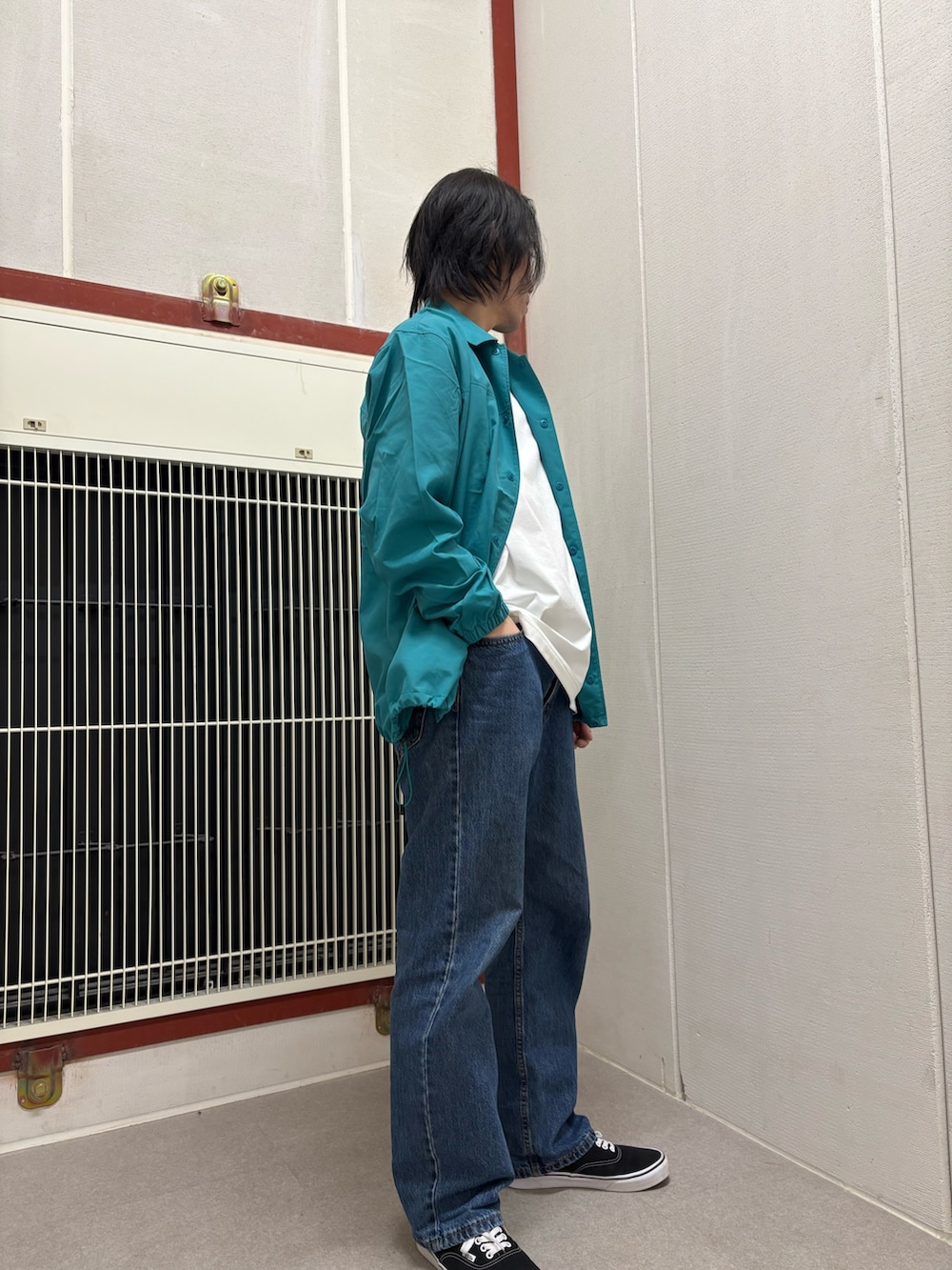 グリーン系のその他アウター、ホワイト系のTシャツ/カットソー、ブルー系のデニムパンツを着用したメンズの春コーディネートの2枚目の写真