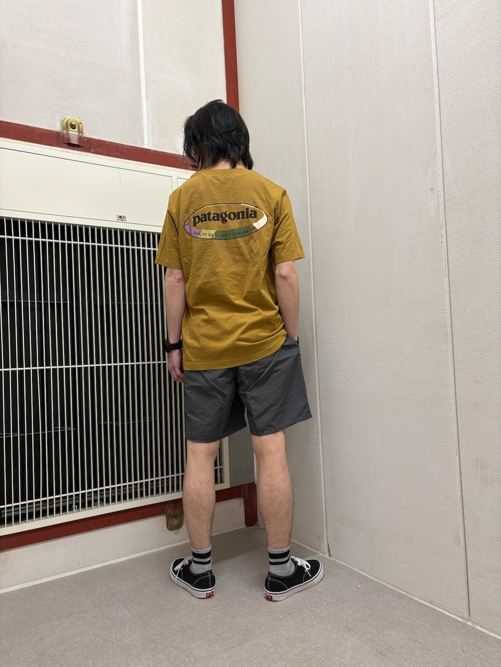 ブラウン系のTシャツ/カットソー、グレー系のその他パンツを着用したメンズの春コーディネートの3枚目の写真