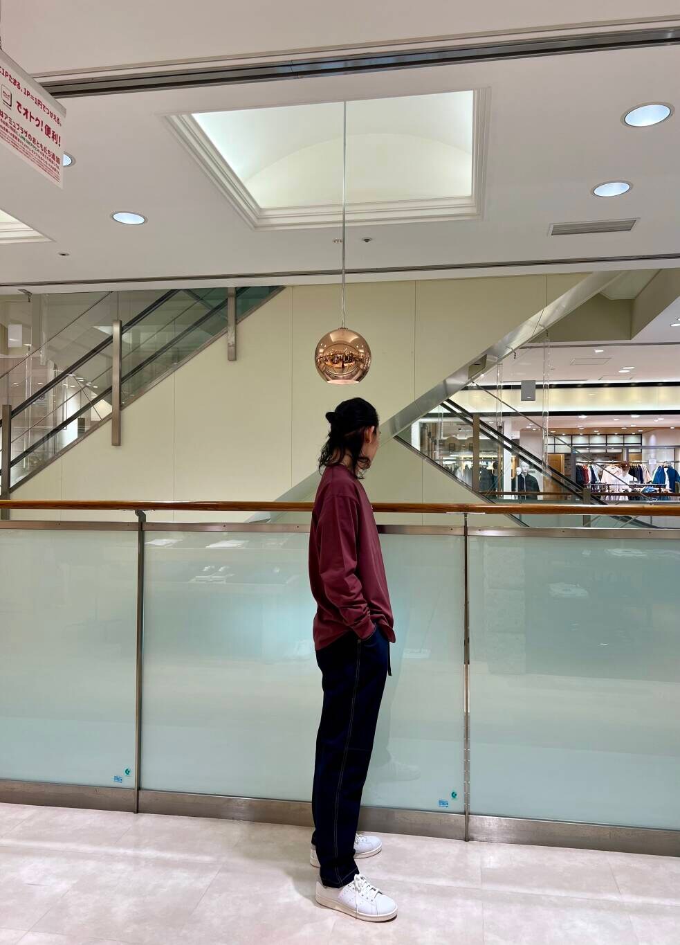 ホワイト系のスニーカー、ブルー系のデニムパンツ、レッド系のTシャツ/カットソーを着用したメンズの夏コーディネートの2枚目の写真