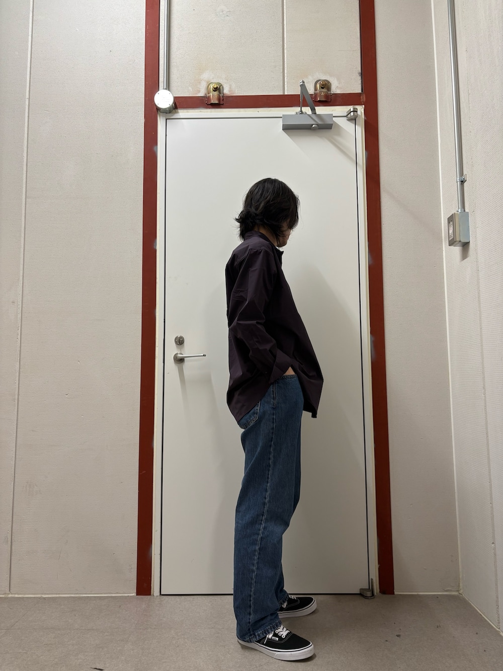 ブラウン系のシャツ/ブラウス、ブルー系のデニムパンツを着用したメンズの秋コーディネートの2枚目の写真