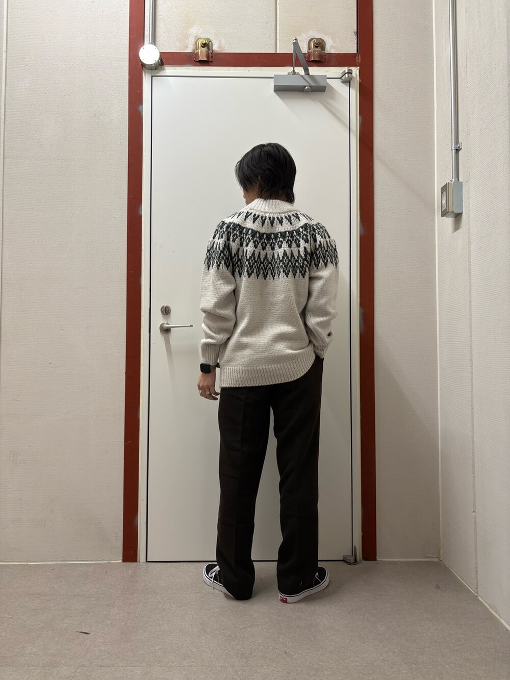 ホワイト系のニット/セーター、ブラウン系のその他パンツを着用したメンズの秋コーディネートの3枚目の写真