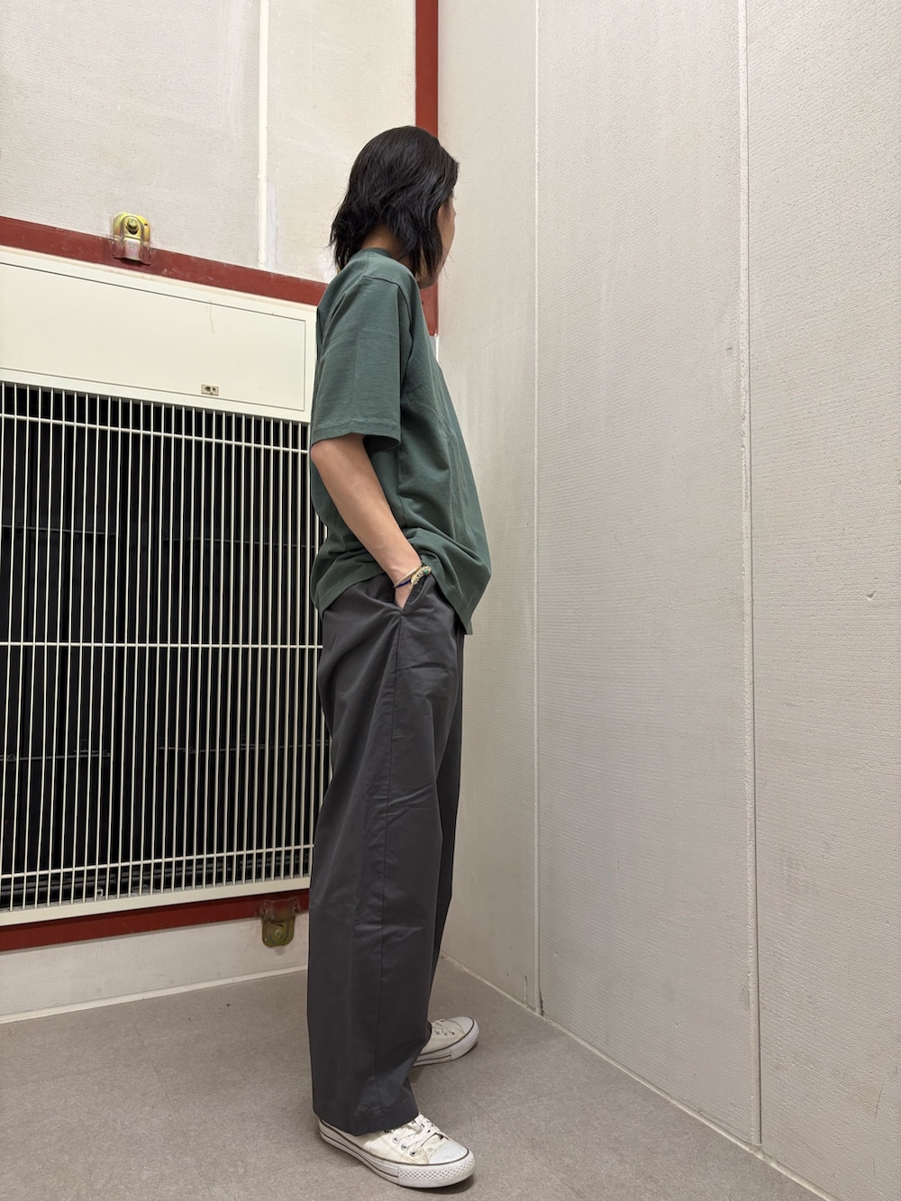 グリーン系のTシャツ/カットソー、グレー系のその他パンツを着用したメンズの夏コーディネートの2枚目の写真