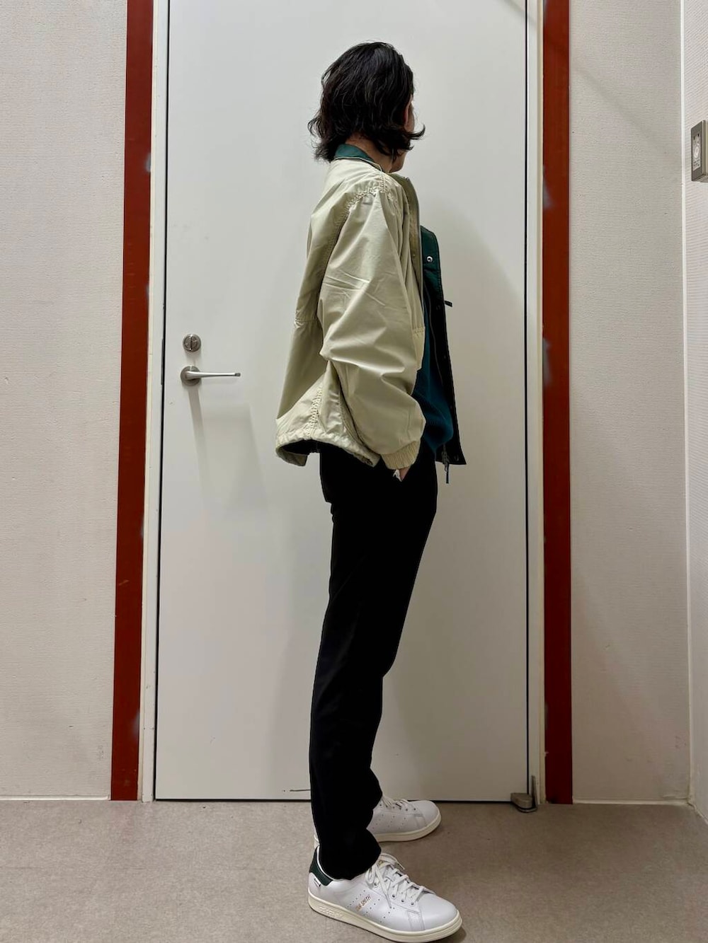 グリーン系のTシャツ/カットソー、ブラック系のその他パンツ、ホワイト系のテーラードジャケットを着用したメンズの冬コーディネートの2枚目の写真