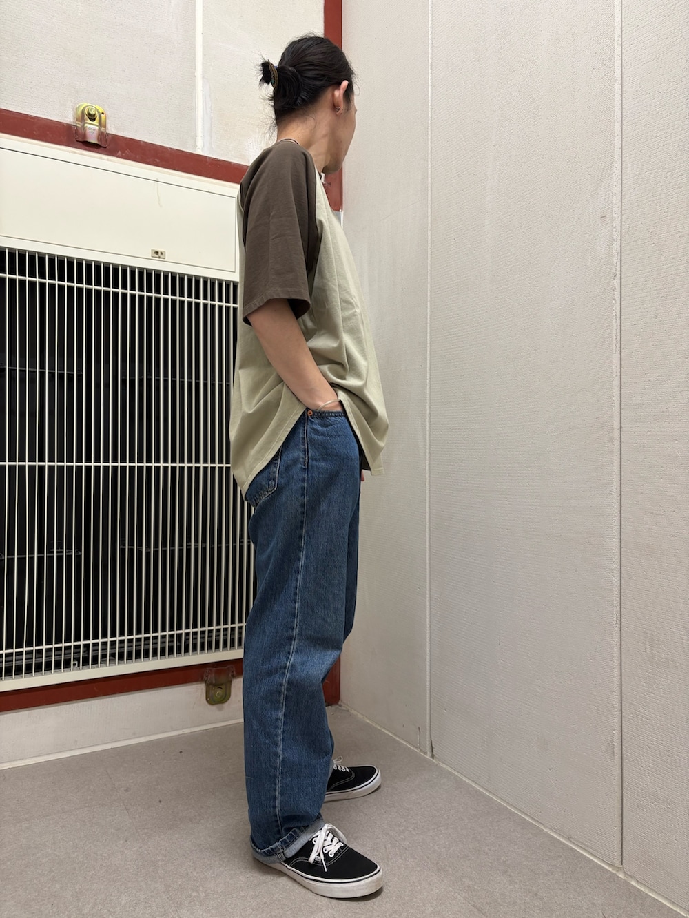ブラウン系のTシャツ/カットソー、ブルー系のデニムパンツを着用したメンズの夏コーディネートの2枚目の写真