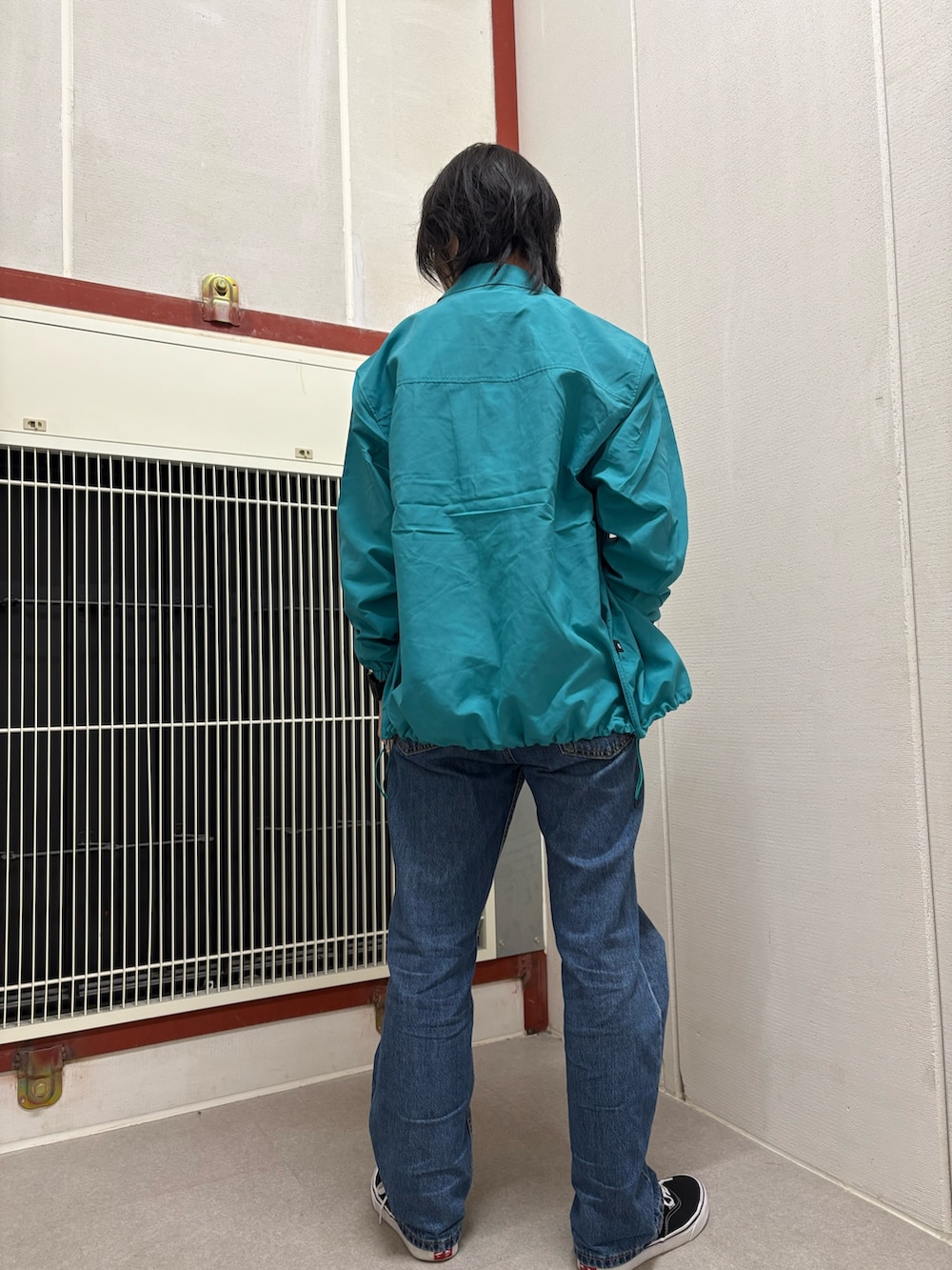 グリーン系のその他アウター、ホワイト系のTシャツ/カットソー、ブルー系のデニムパンツを着用したメンズの春コーディネートの3枚目の写真