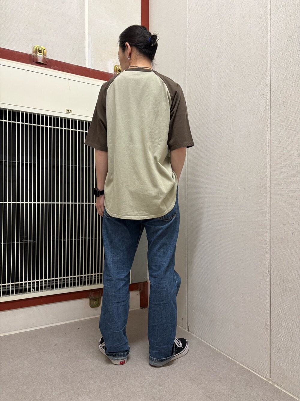 ブラウン系のTシャツ/カットソー、ブルー系のデニムパンツを着用したメンズの夏コーディネートの3枚目の写真