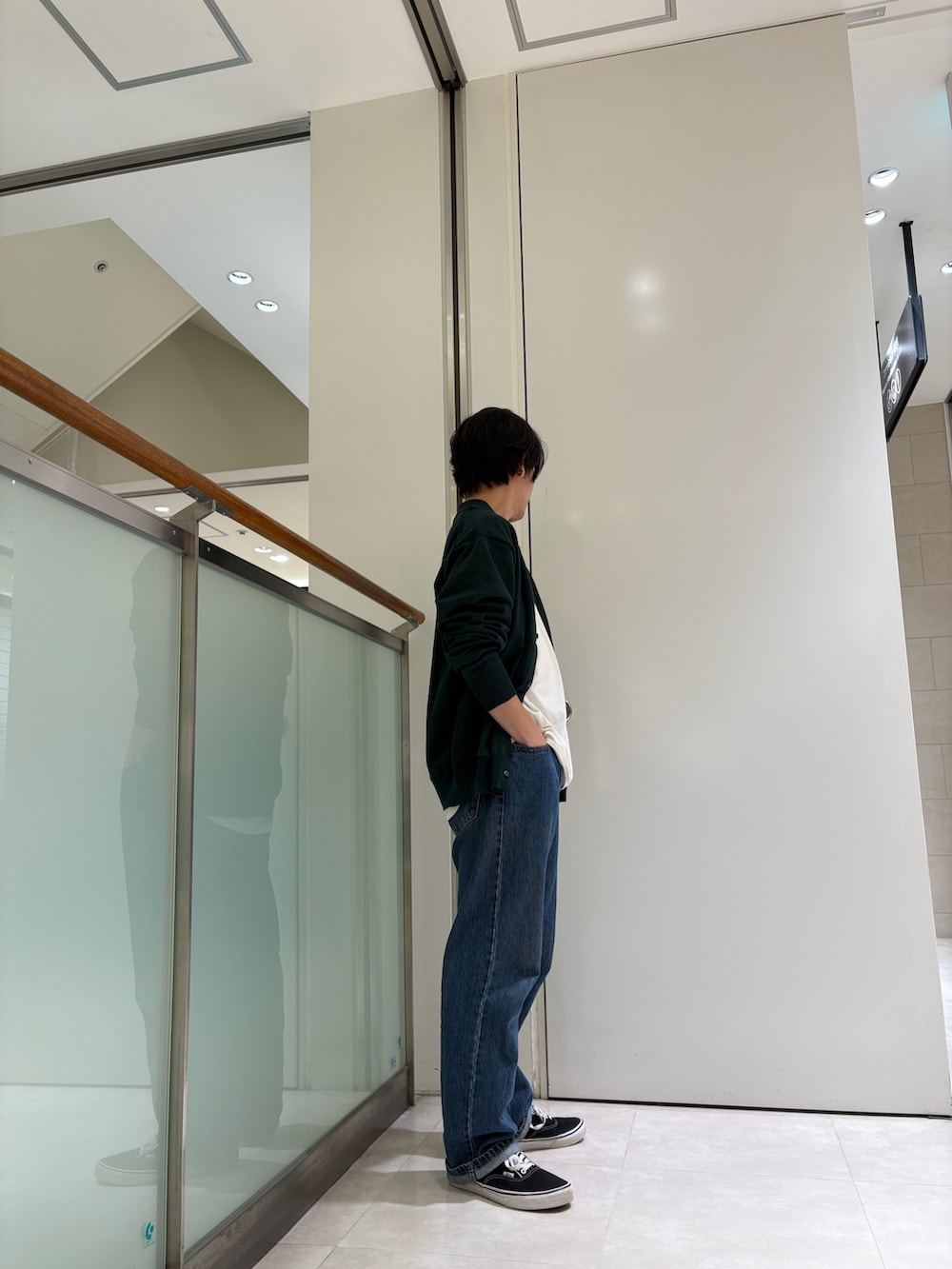 グリーン系のカーディガン/ボレロを着用したメンズの夏コーディネートの2枚目の写真