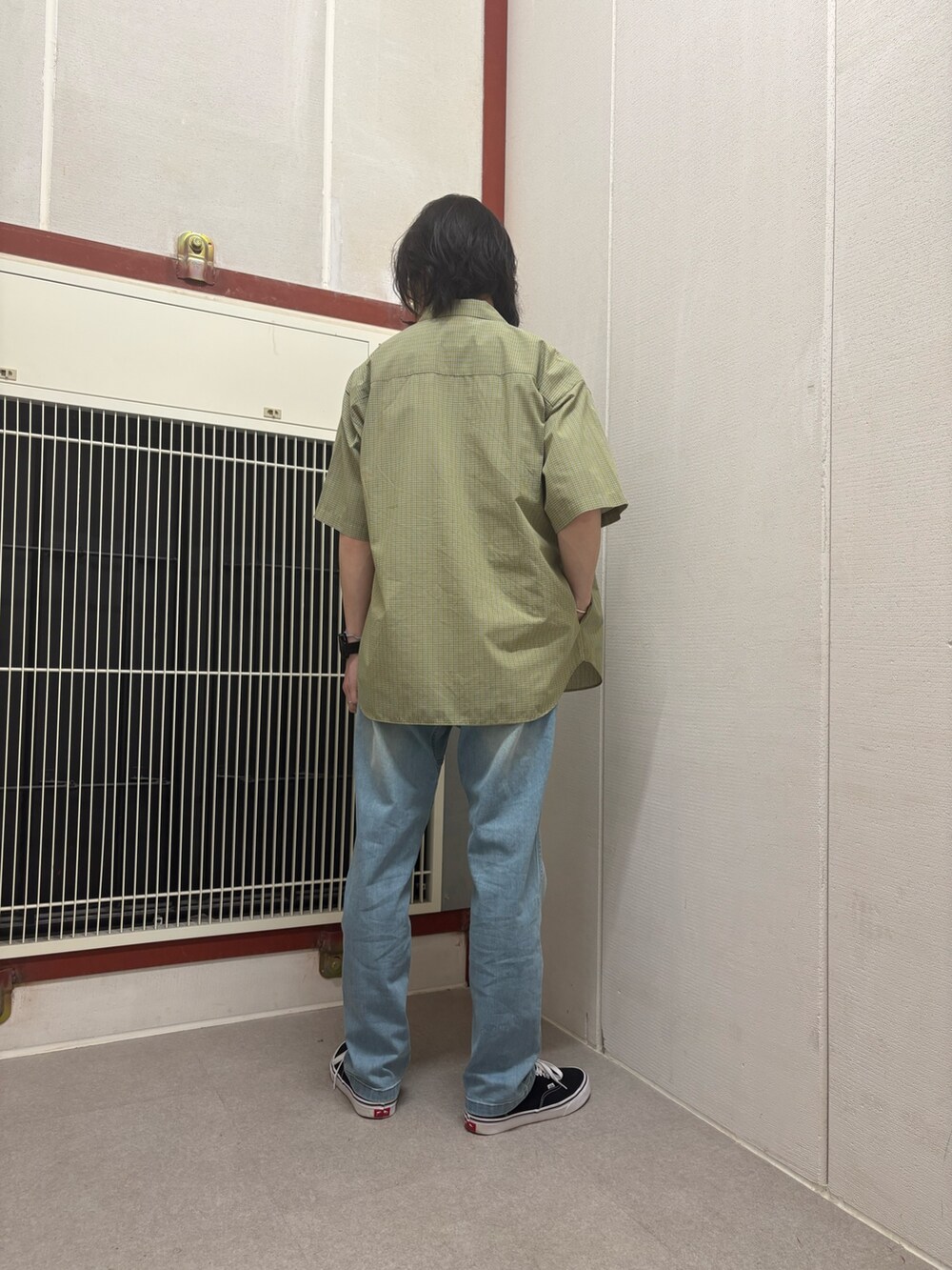 グリーン系のシャツ/ブラウス、ホワイト系のTシャツ/カットソー、ブルー系のその他パンツを着用したメンズの春コーディネートの3枚目の写真