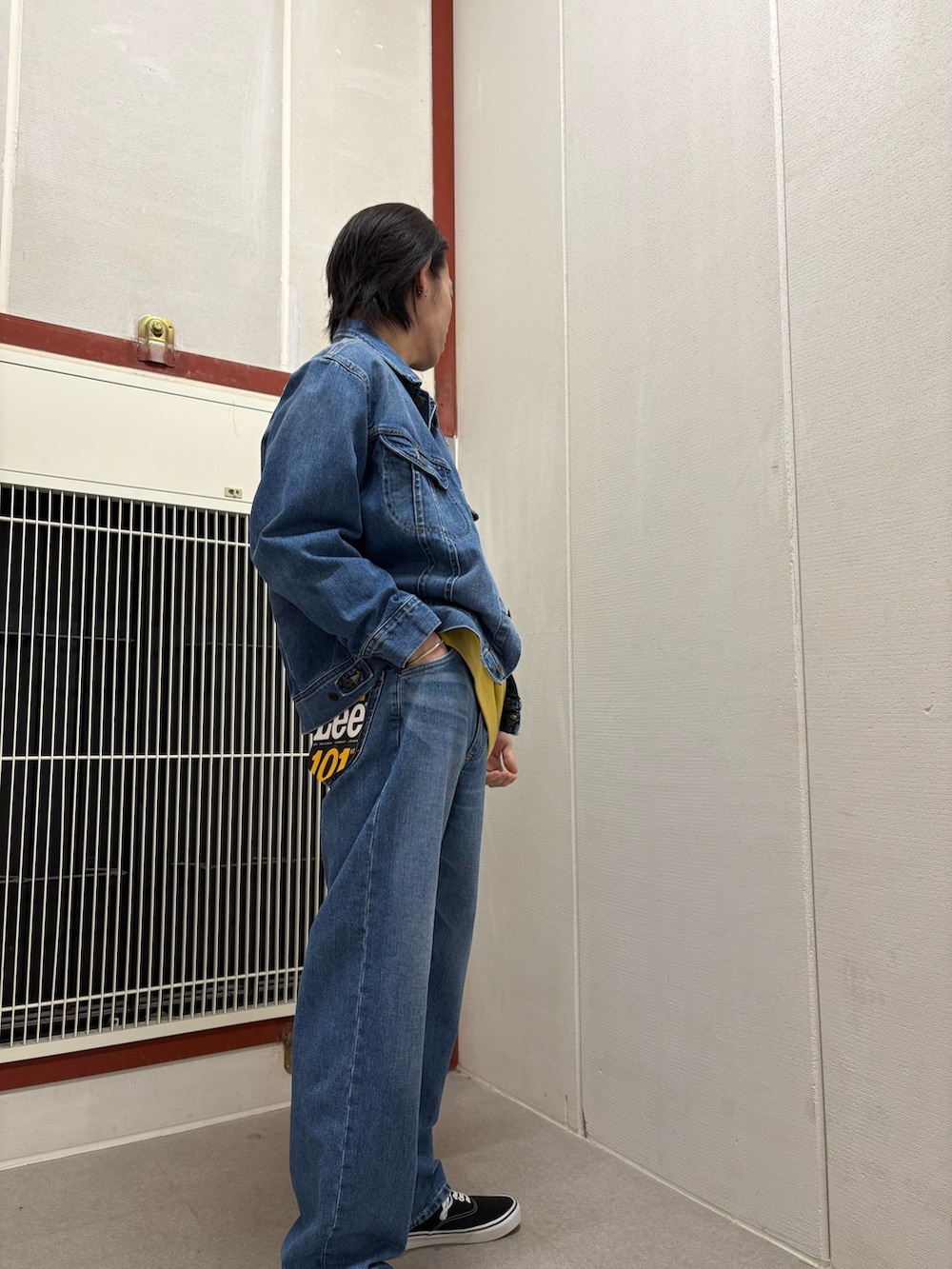 ブルー系のデニムジャケット、ブルー系のデニムパンツ、イエロー系のTシャツ/カットソーを着用したメンズの春コーディネートの2枚目の写真