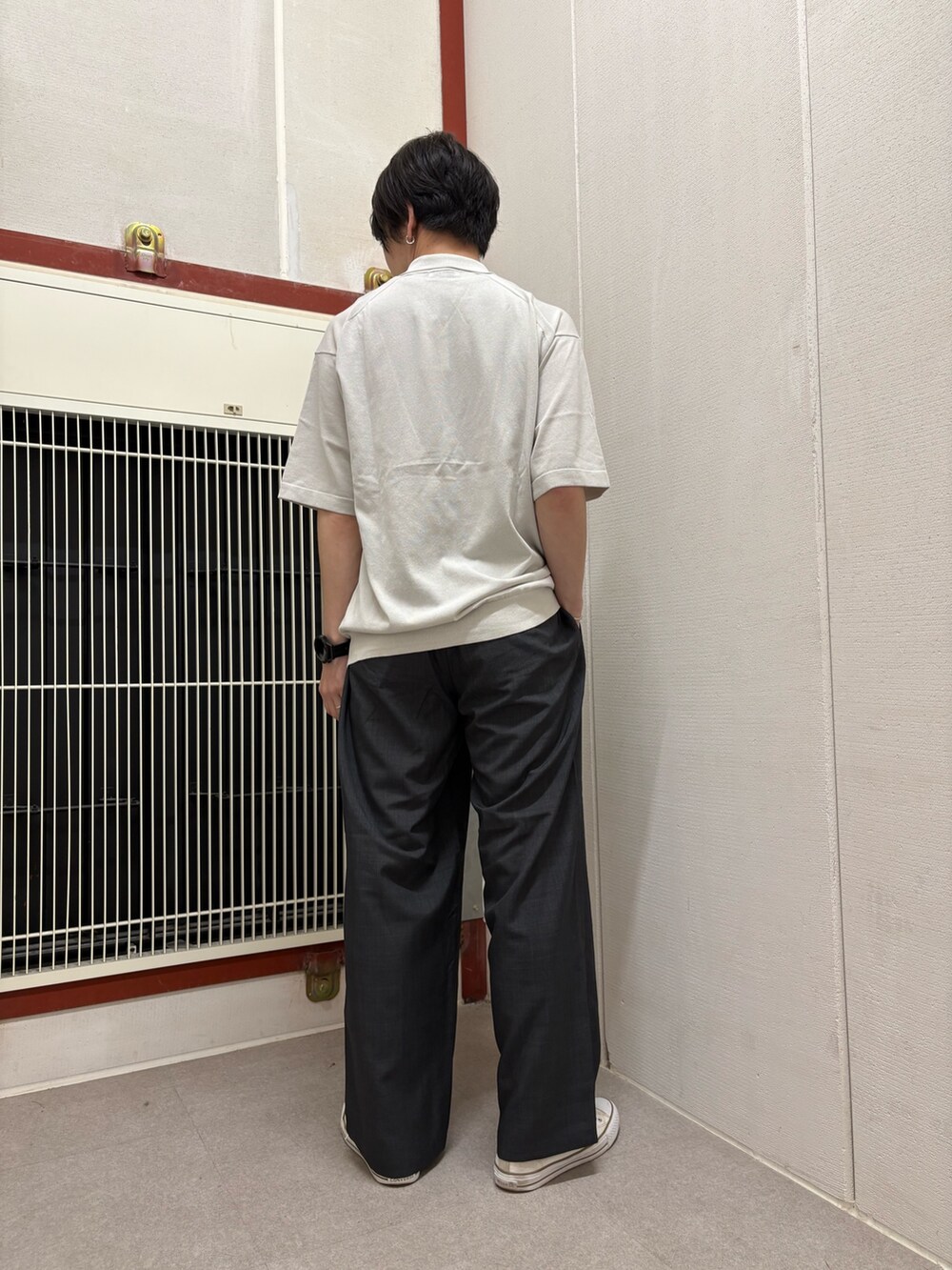 ベージュ系のカーディガン/ボレロ、グレー系のその他パンツを着用したメンズの夏コーディネートの3枚目の写真