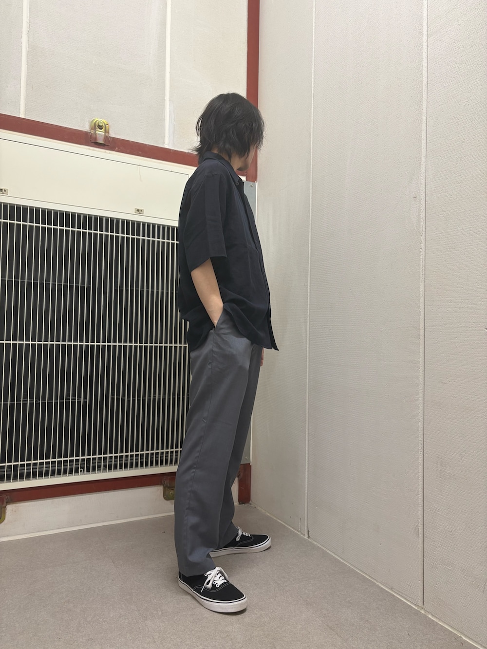 ブルー系のシャツ/ブラウス、グレー系のその他パンツを着用したメンズの春コーディネートの2枚目の写真